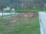 Grabljenje izkopanih in nasutih delov okolice&nbsp;igrišča_11